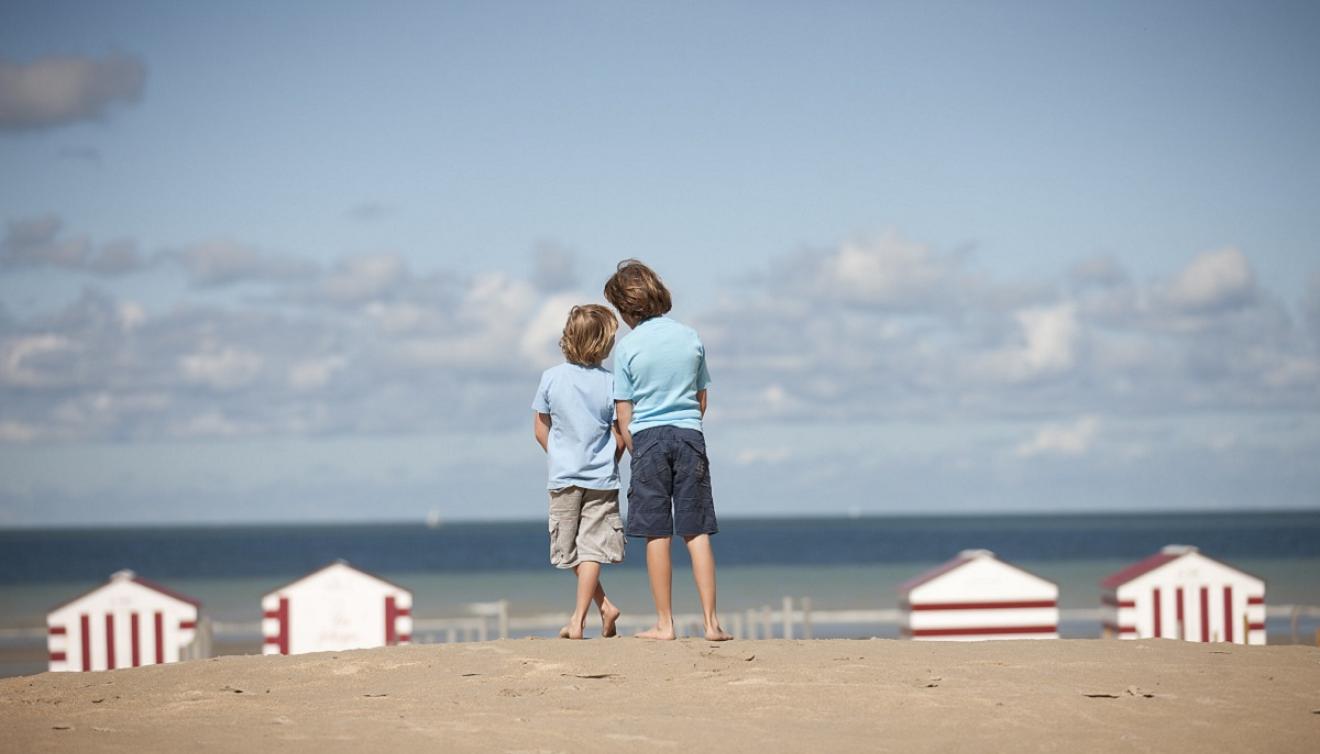 kinderen op het strand in de panne