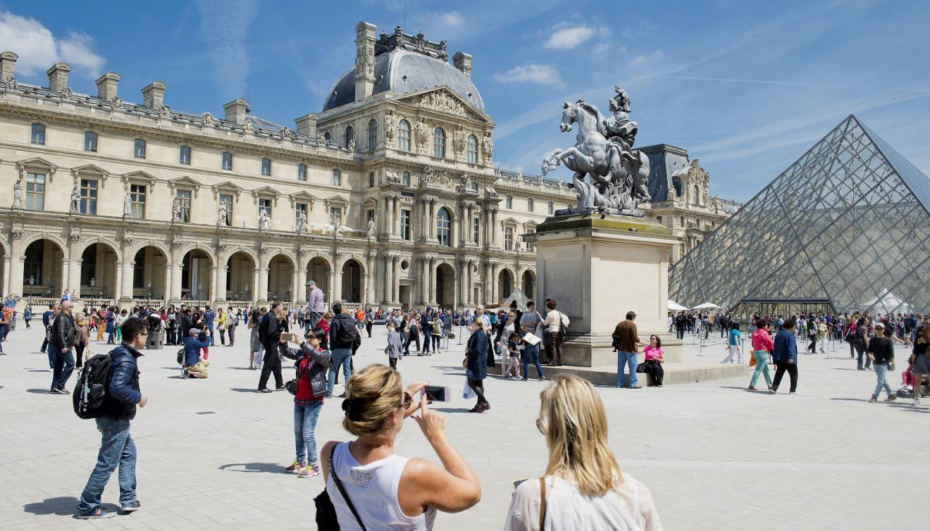 touristes musée du louvre paris