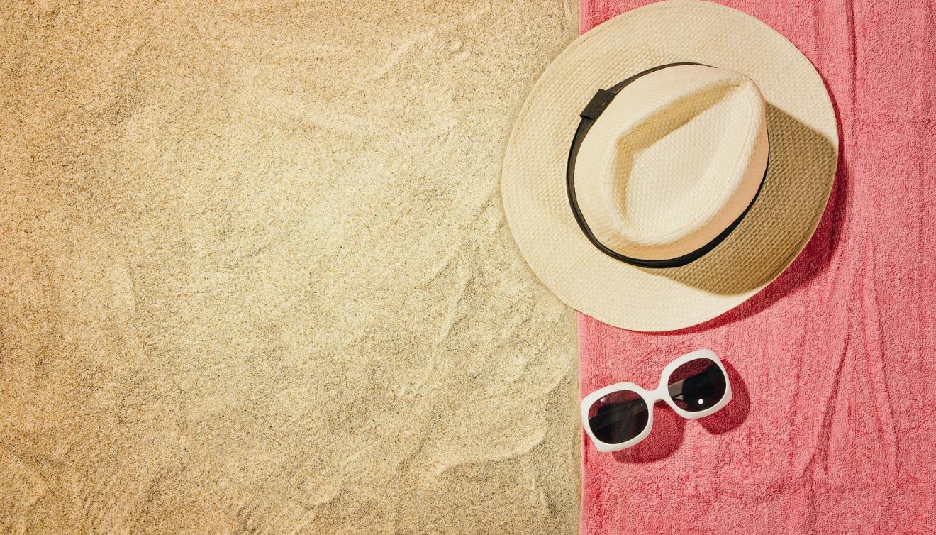 lunettes de soleil et chapeau sur la plage
