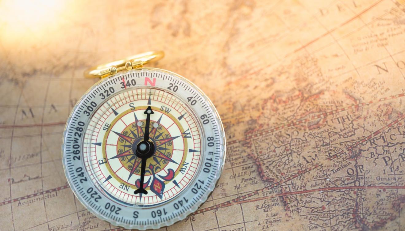 boussole antique sur carte