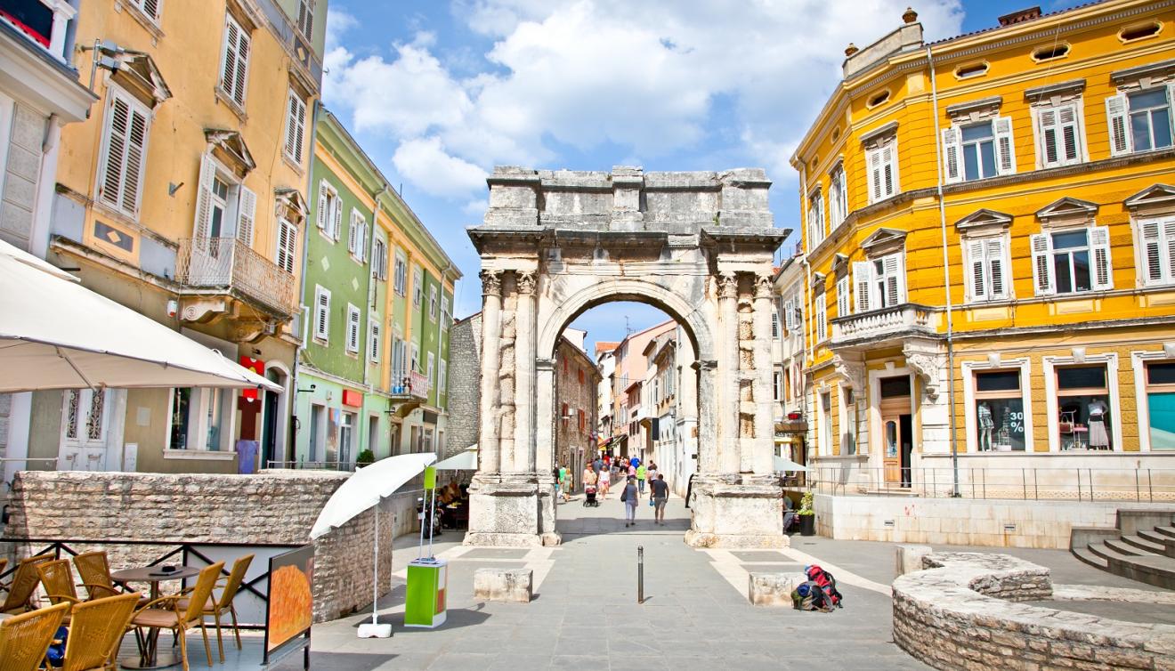 porte romaine à pula, croatie