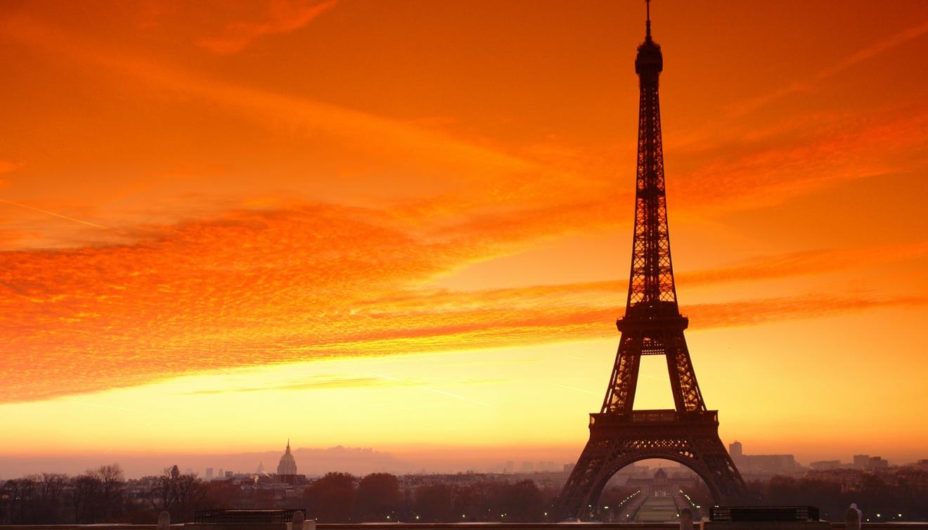 tour eiffel à paris au coucher du soleil