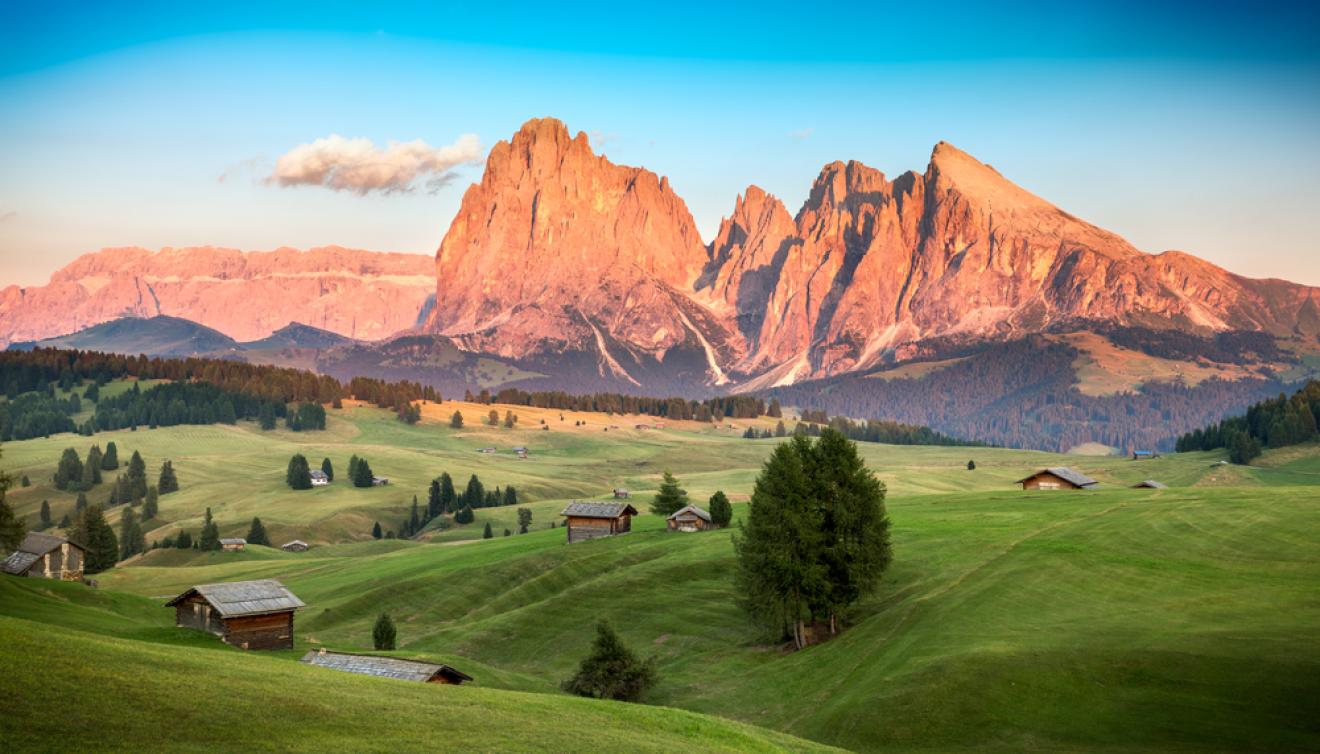 seiser alm avec langkofel dans le sud du tyrol