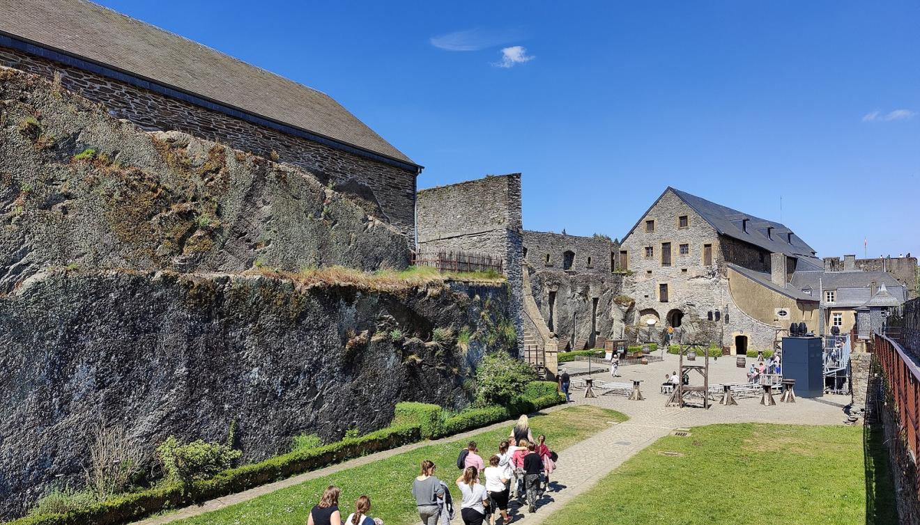 kasteel van bouillon binnenkoer
