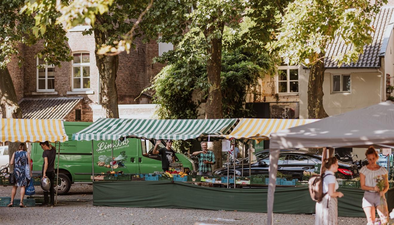 groenteboer op de markt in maastricht