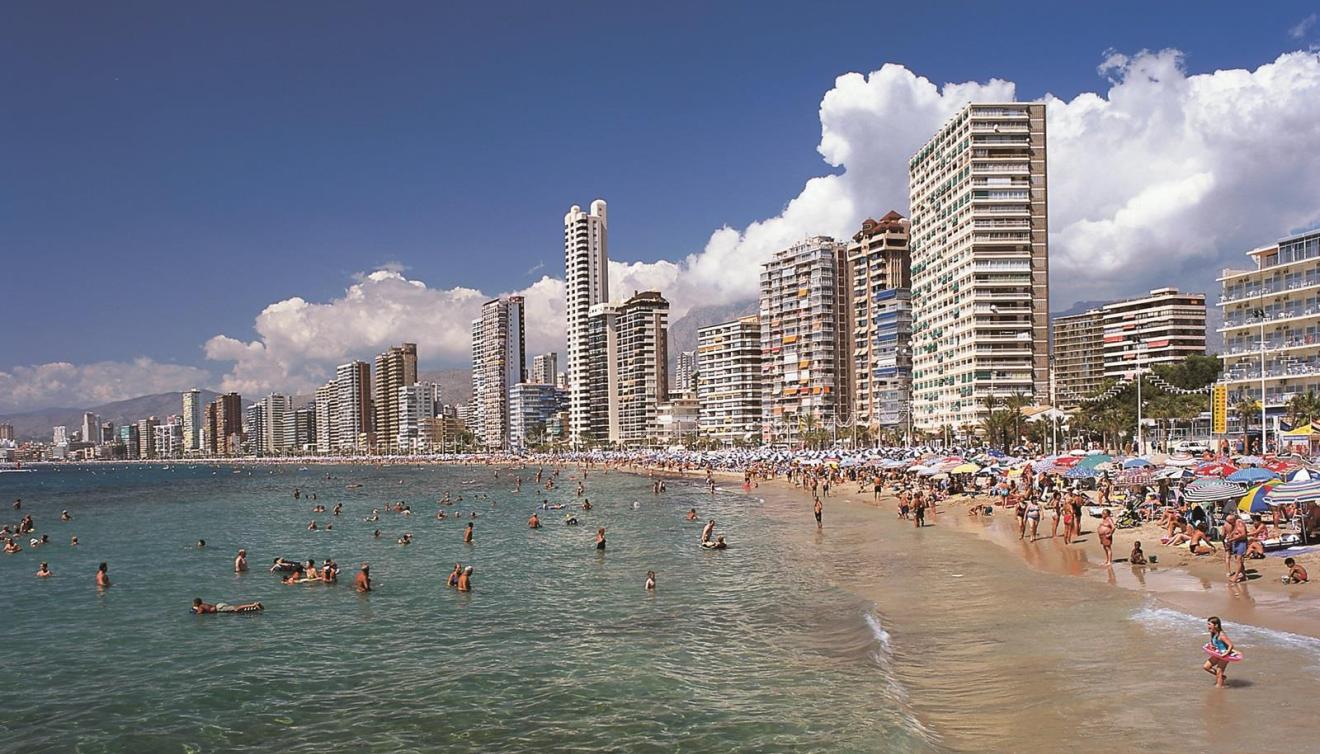 zicht op playa de levante in benidorm