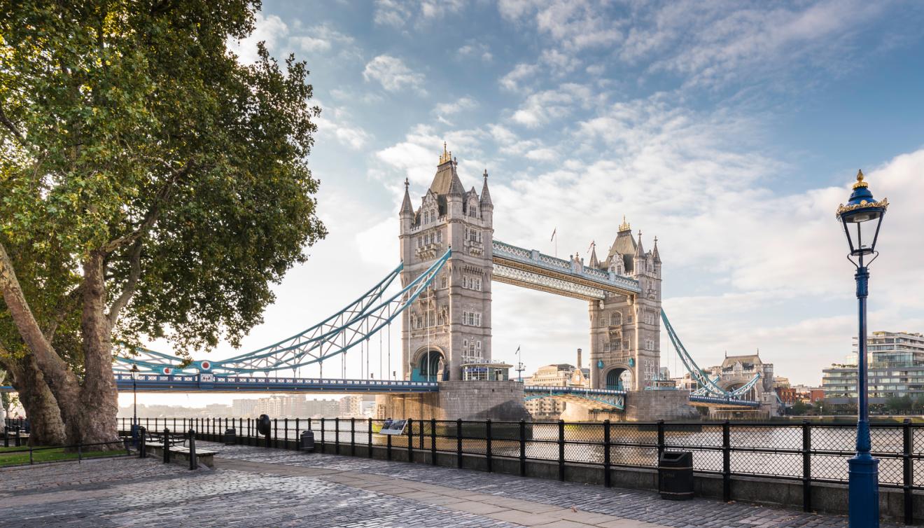zicht op de tower bridge in londen