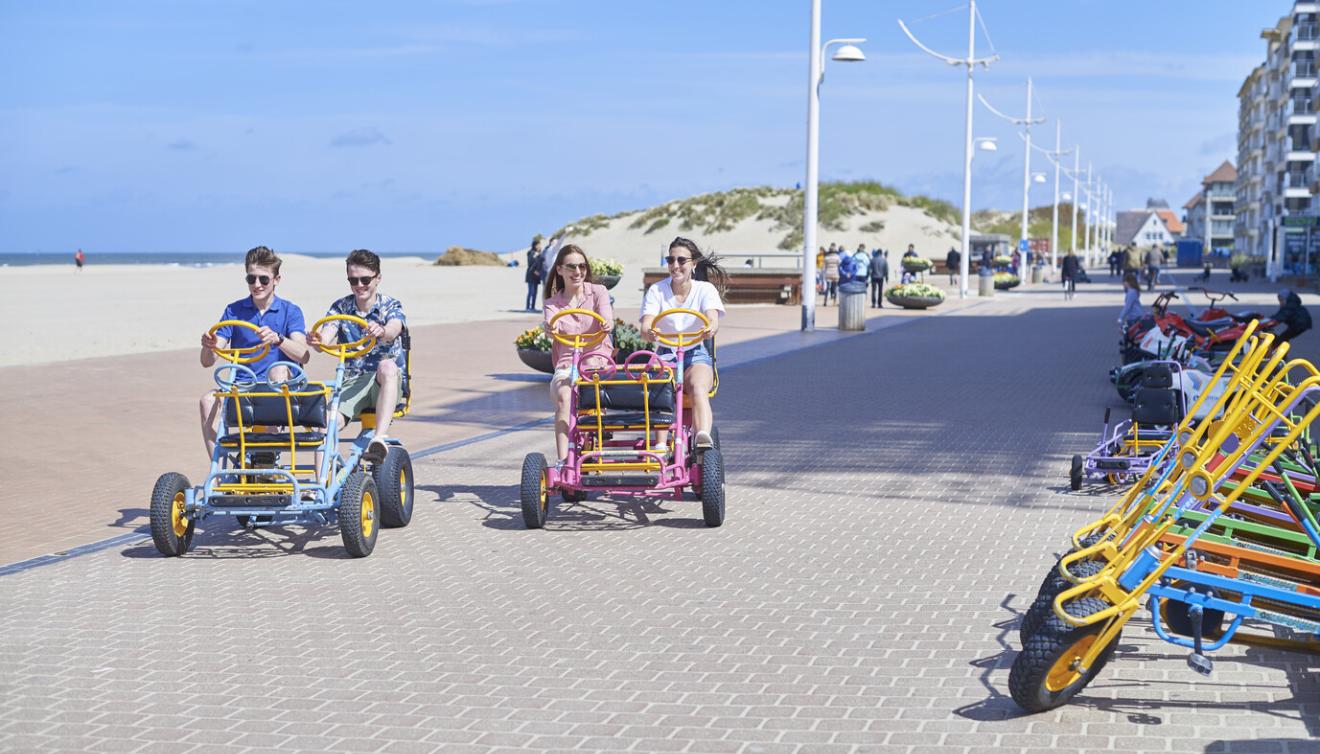 jongeren gocart op de dijk in koksijde