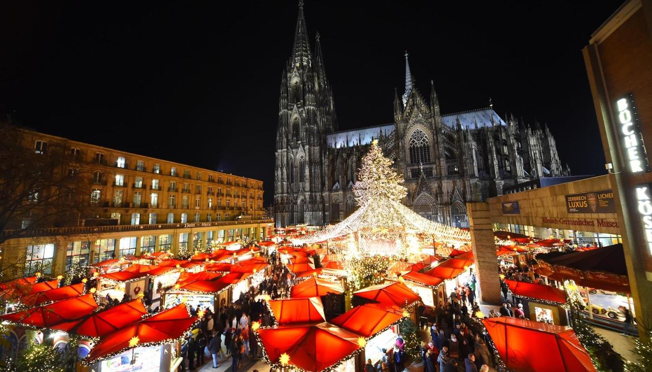 kerstmarkt aan de dom van keulen