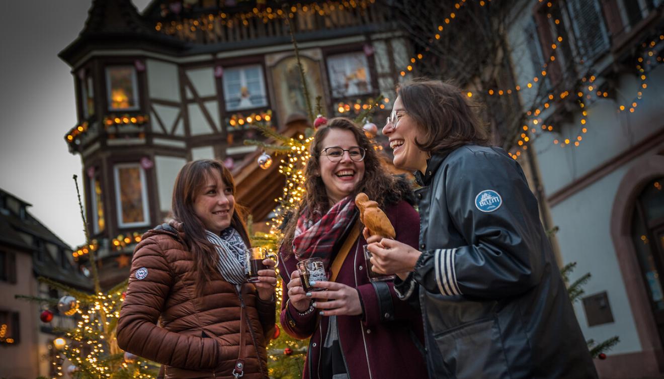 vrienden op kerstmarkt in kaysersberg