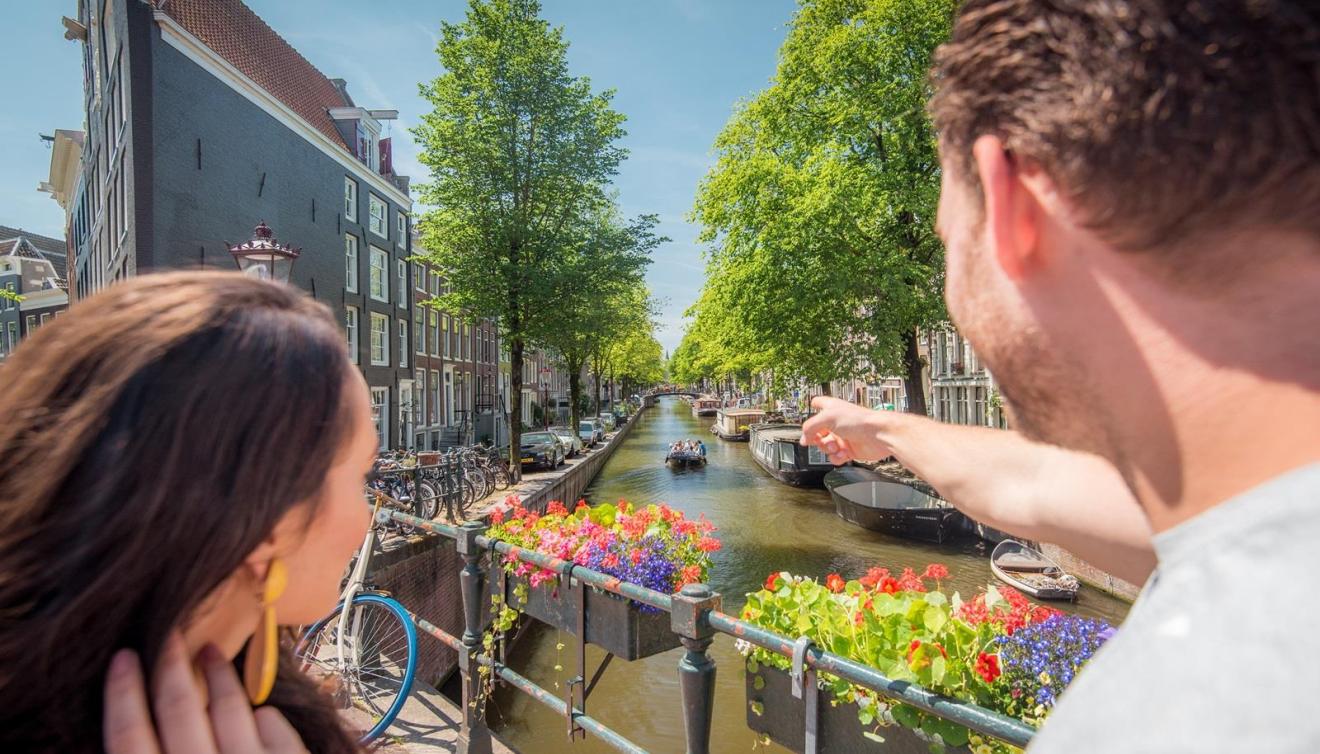 koppel aan gracht in amsterdam