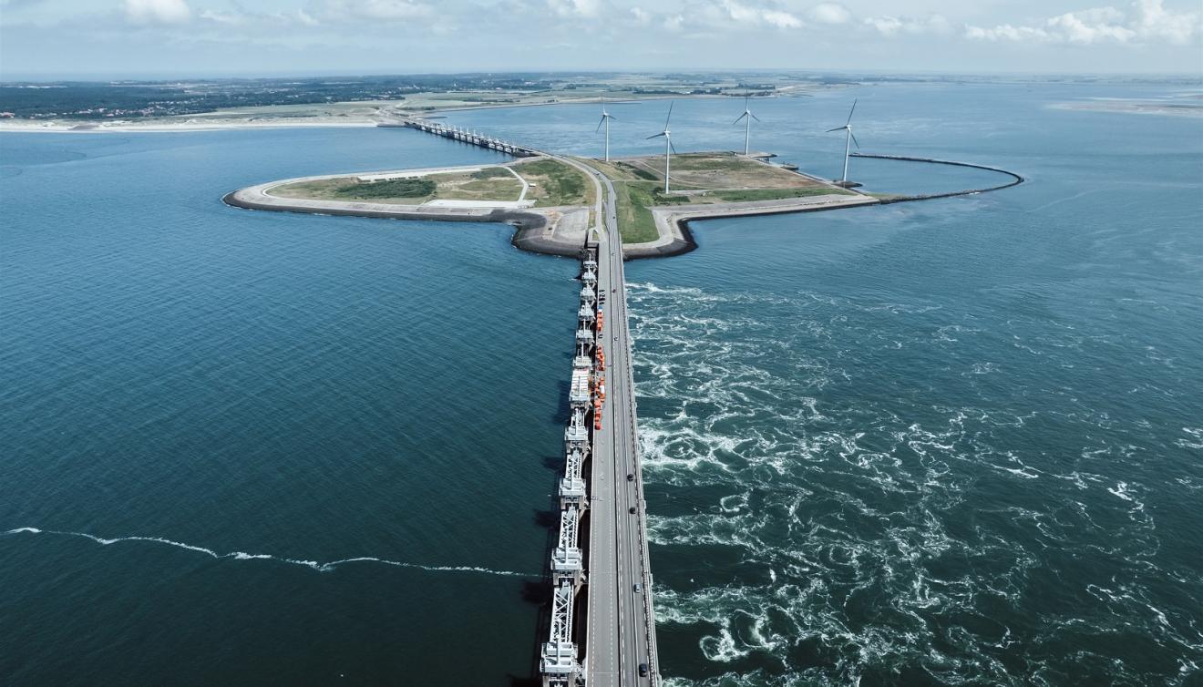 afsluitdijk firesland zuiderzee nederland