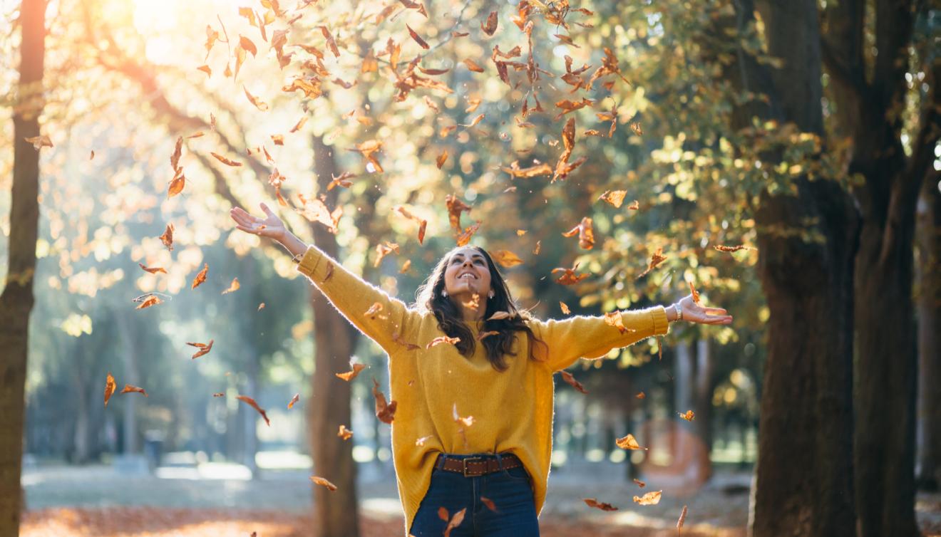 bladeren herfst vrouw