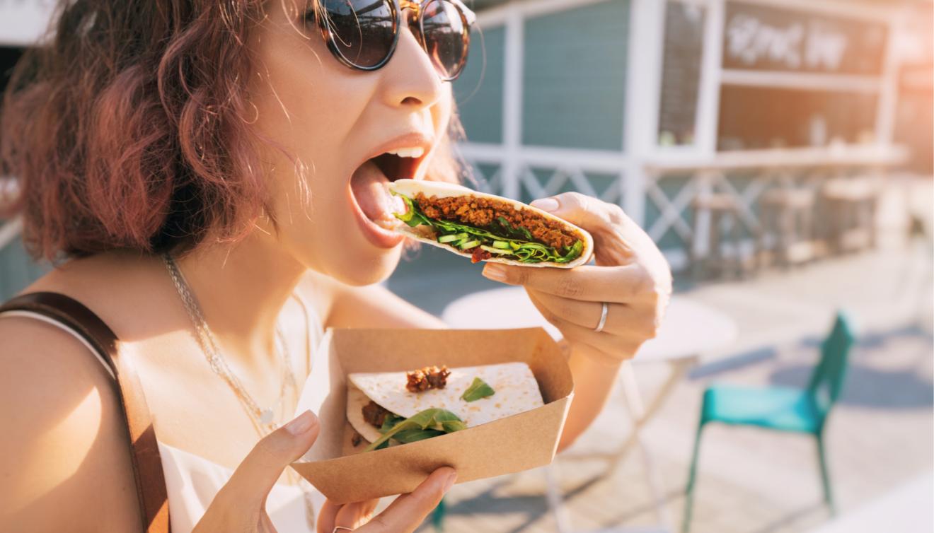 streetfood toerist vrouw