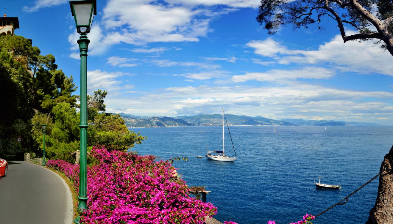 weg portofino bloemenrivièra italie