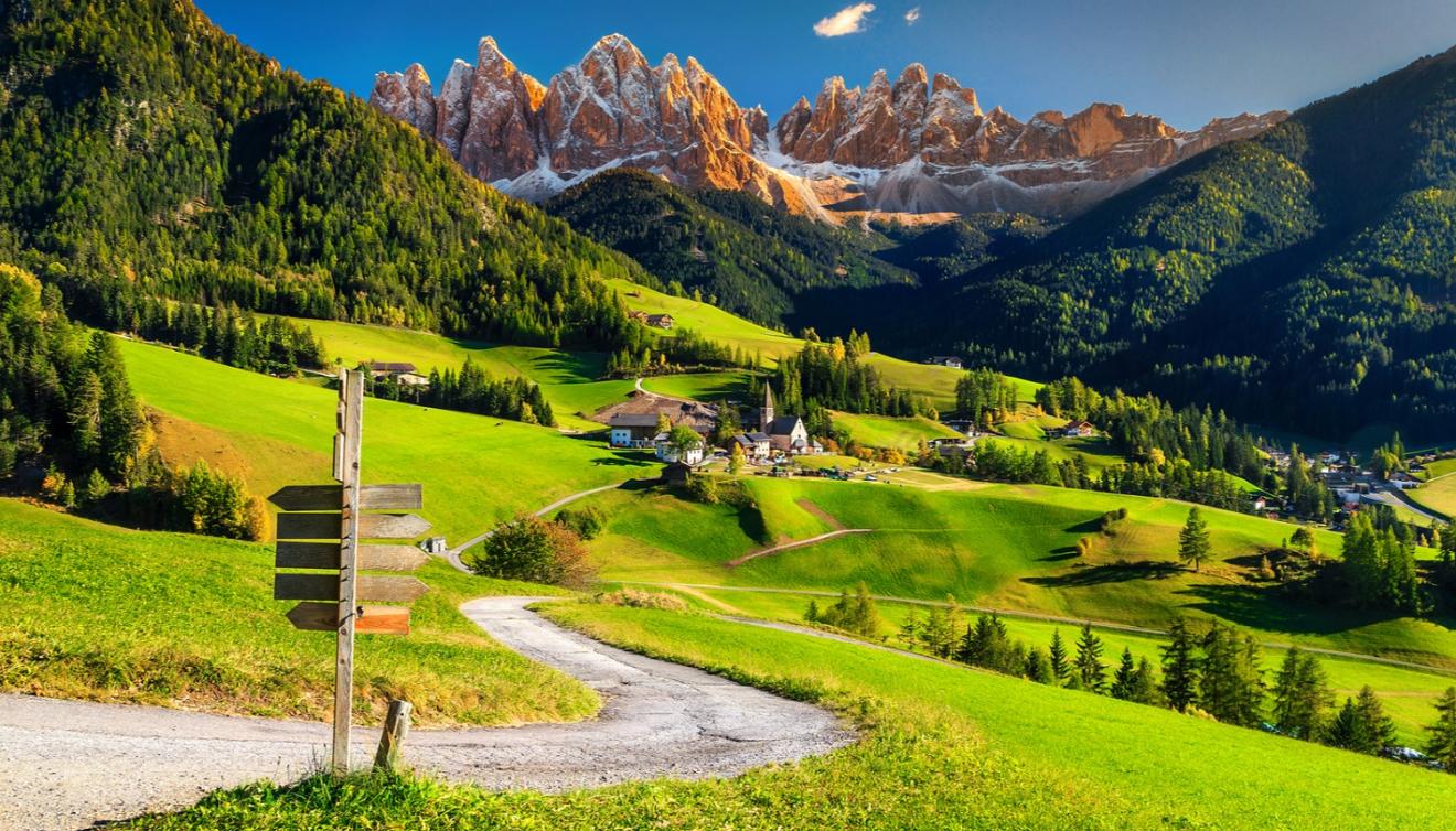 val di funes road trentino dolomieten italie