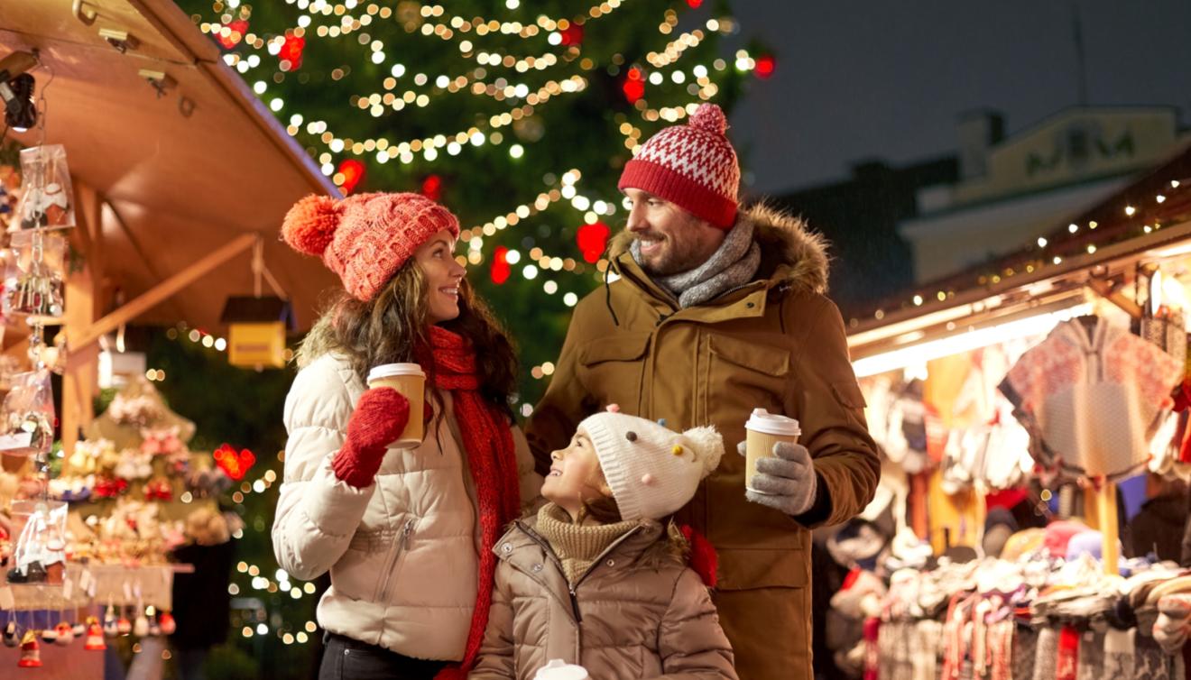gezin op kerstmarkt