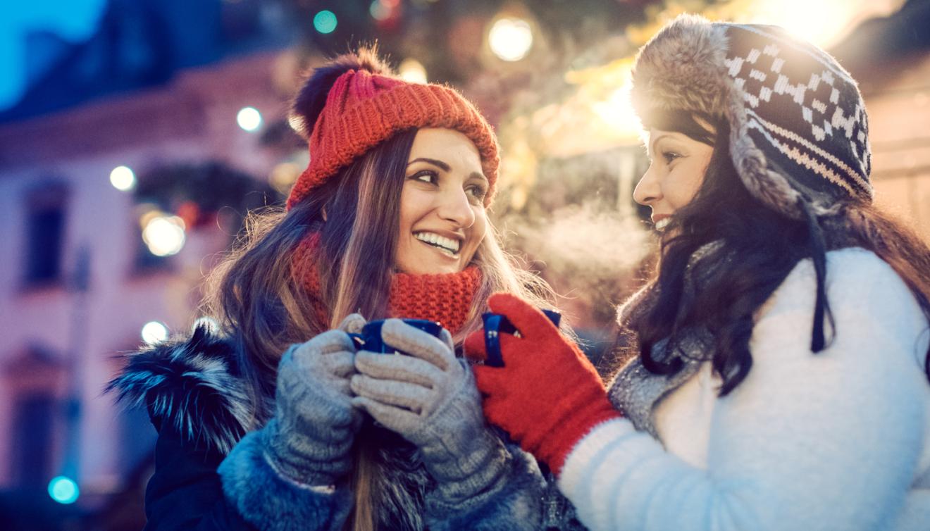 vriendinnen op kerstmarkt