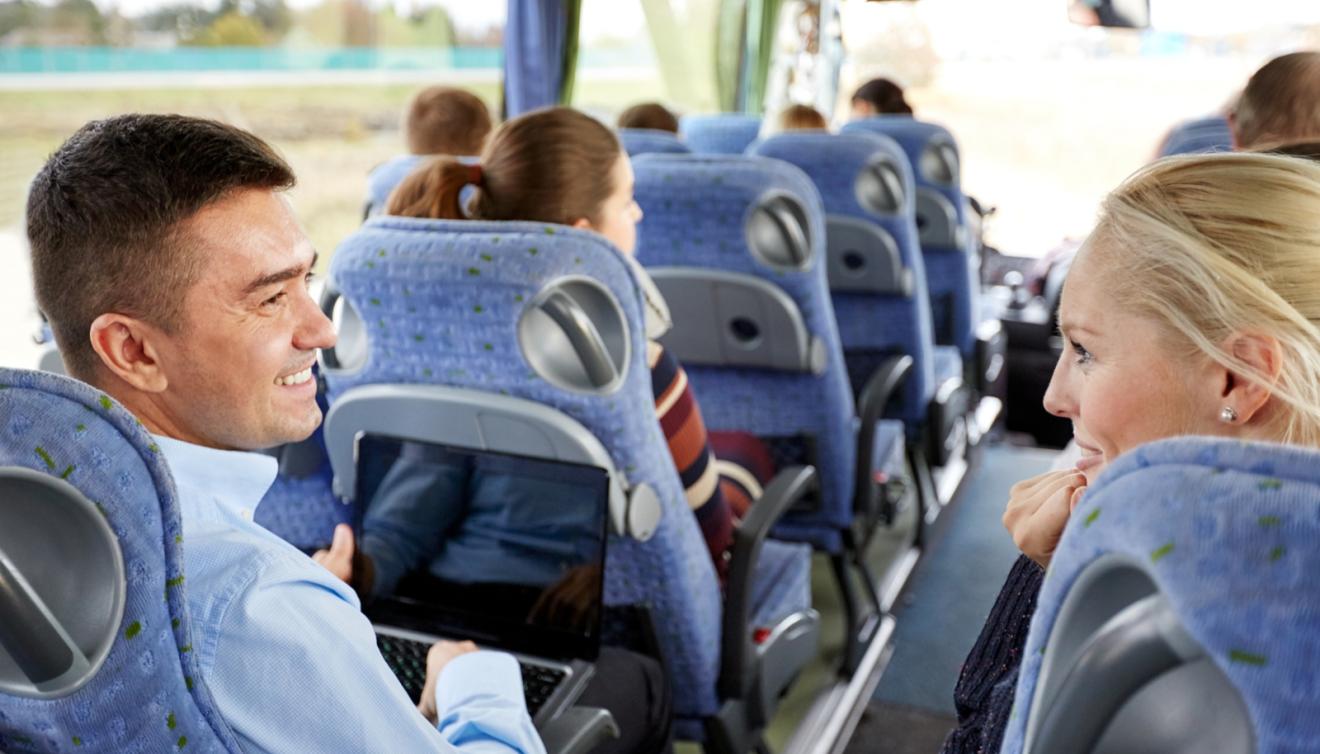 werknemers passagiers laptop bus
