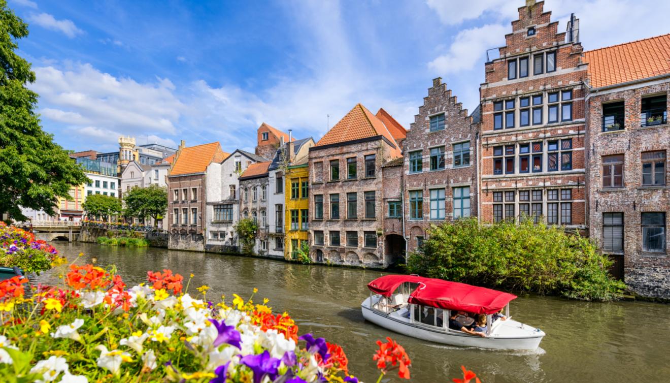 boot op kanaal in gent belgie