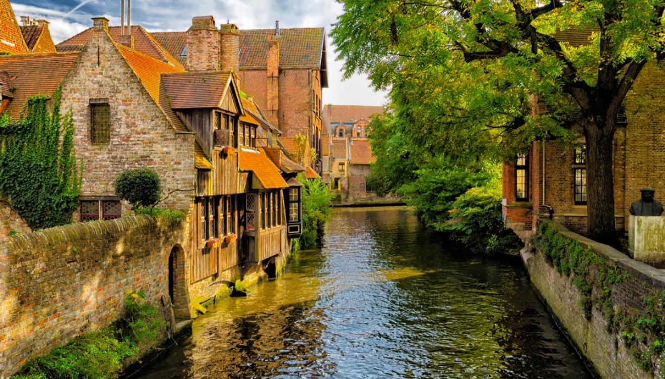 brugge oude huizen langs kanaal