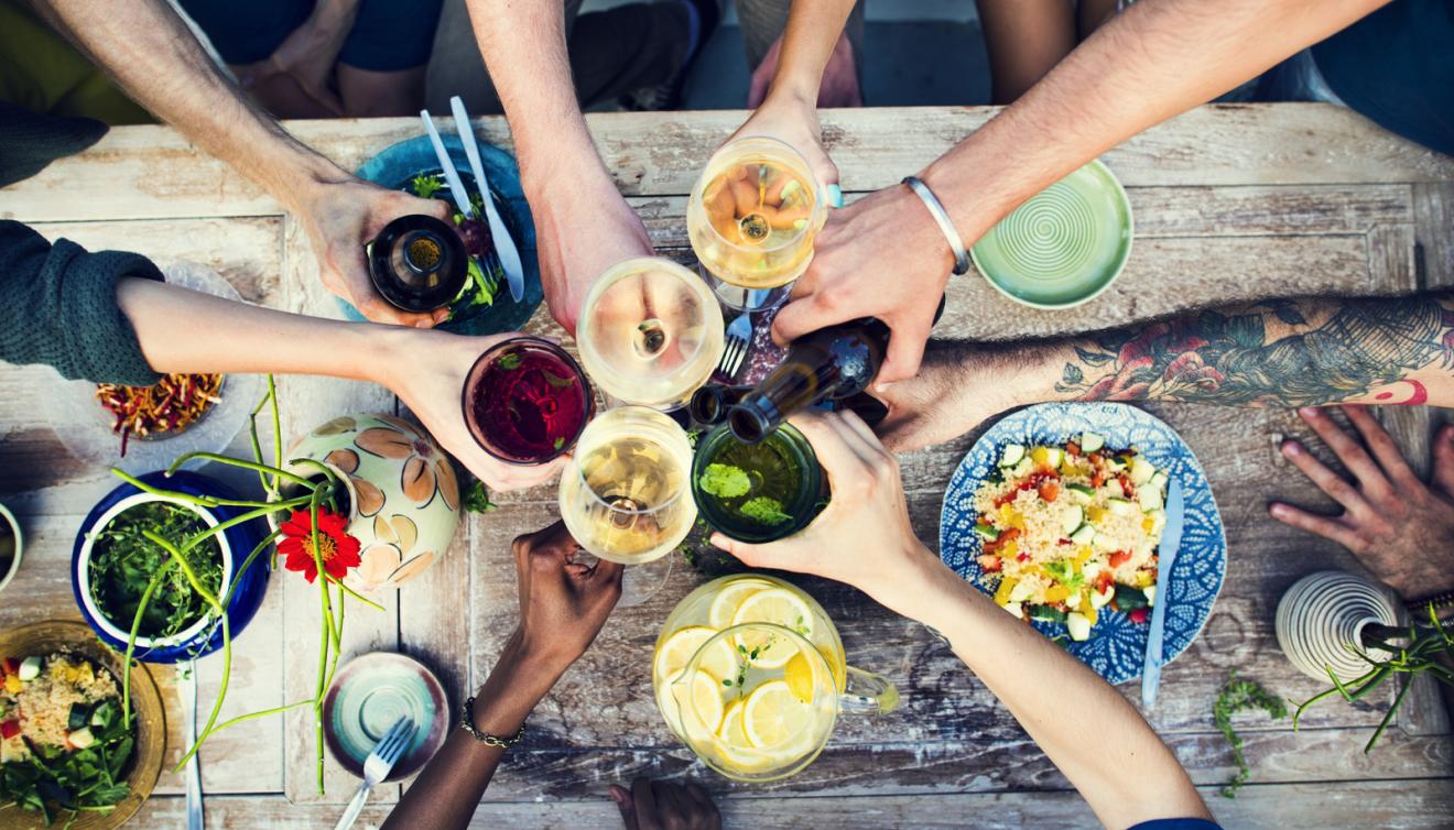 vrienden aan tafel klinken