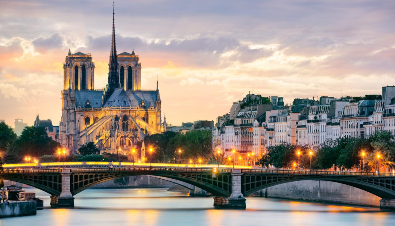 notre dame langs de seine in parijs
