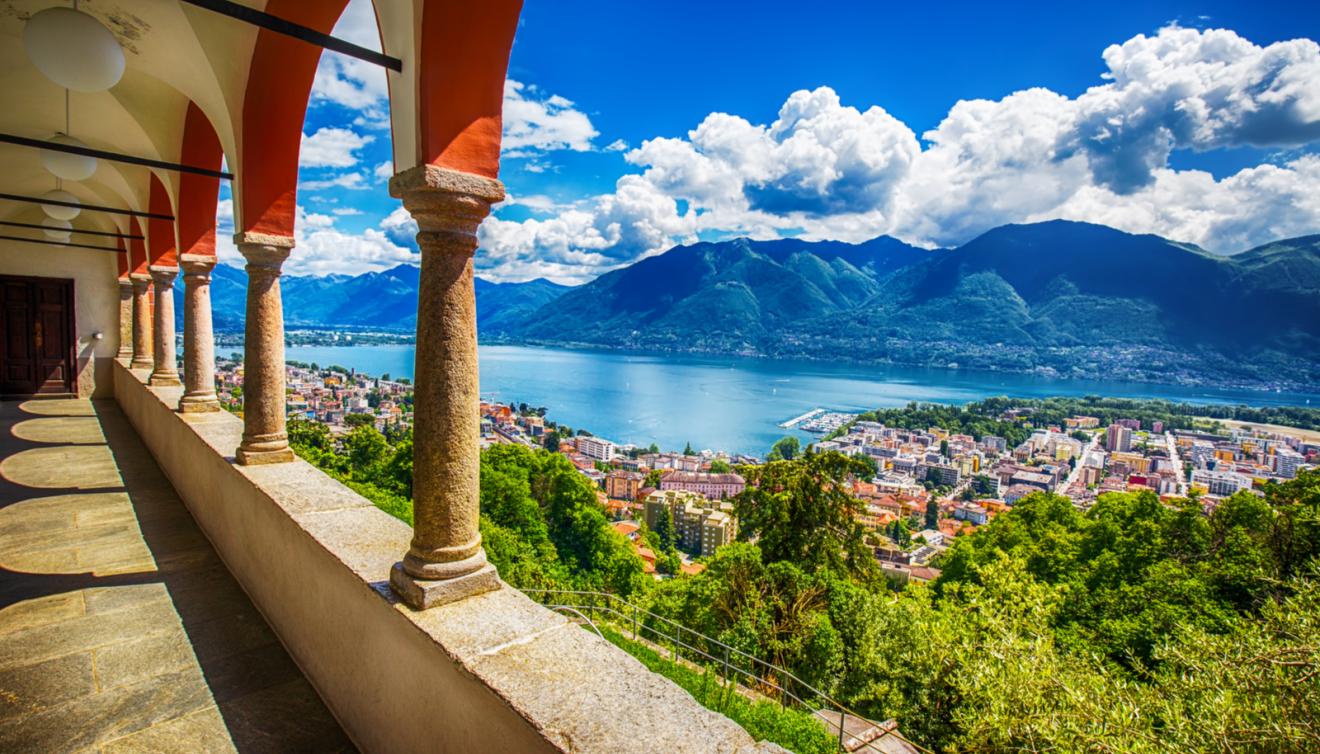 zicht op locarno aan het maggiore meer