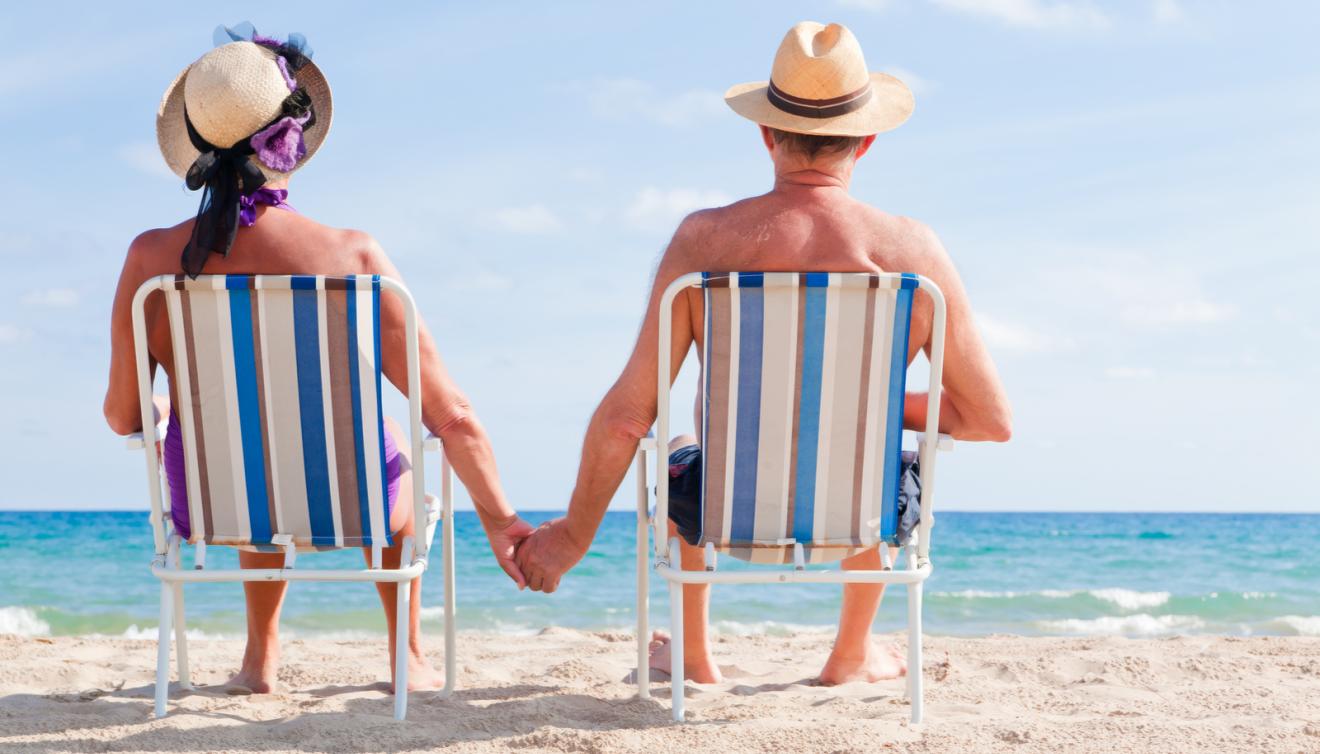 koppel in stoelen op het strand