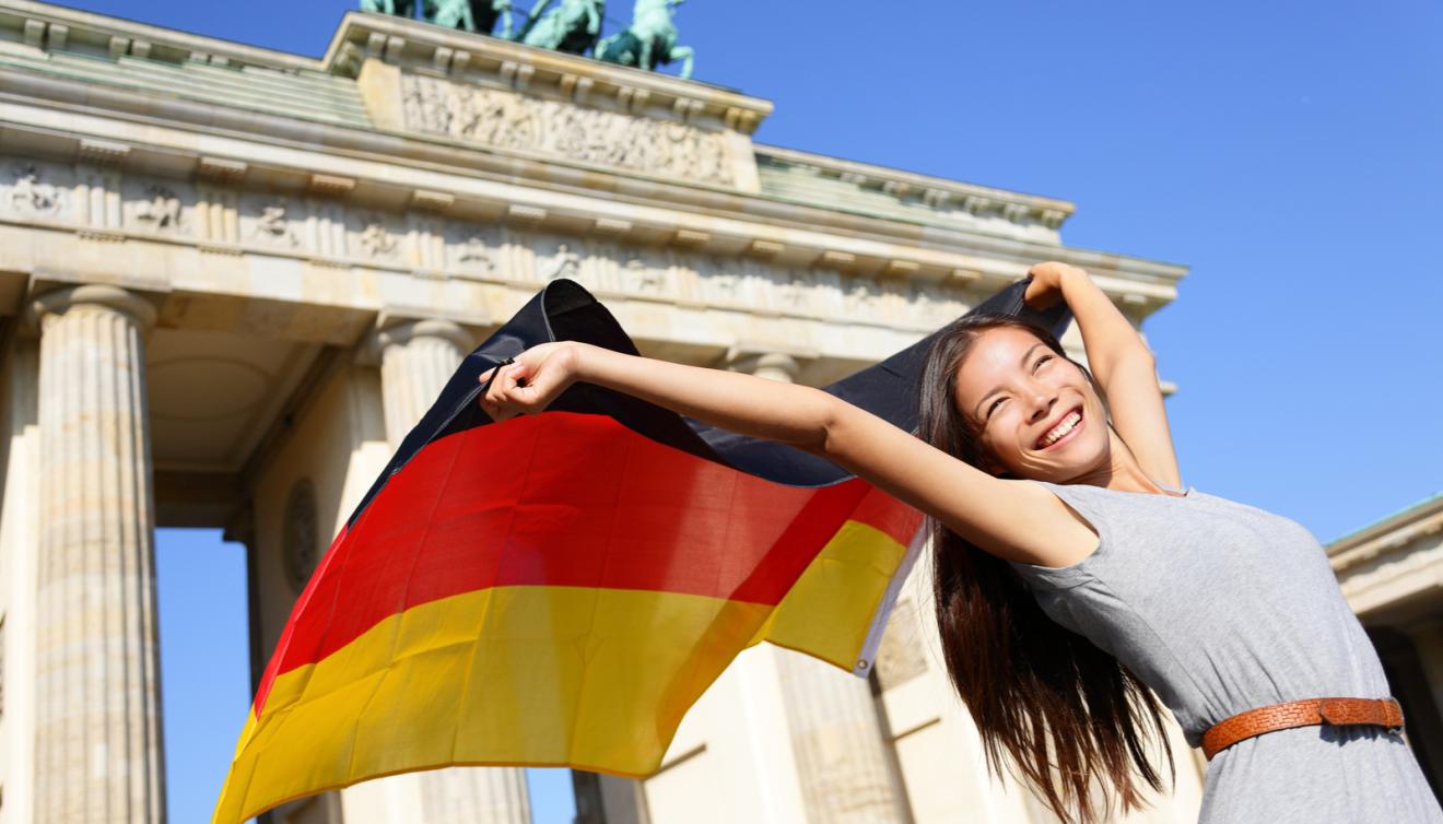 berlijn brandenburger tor vlag meisje