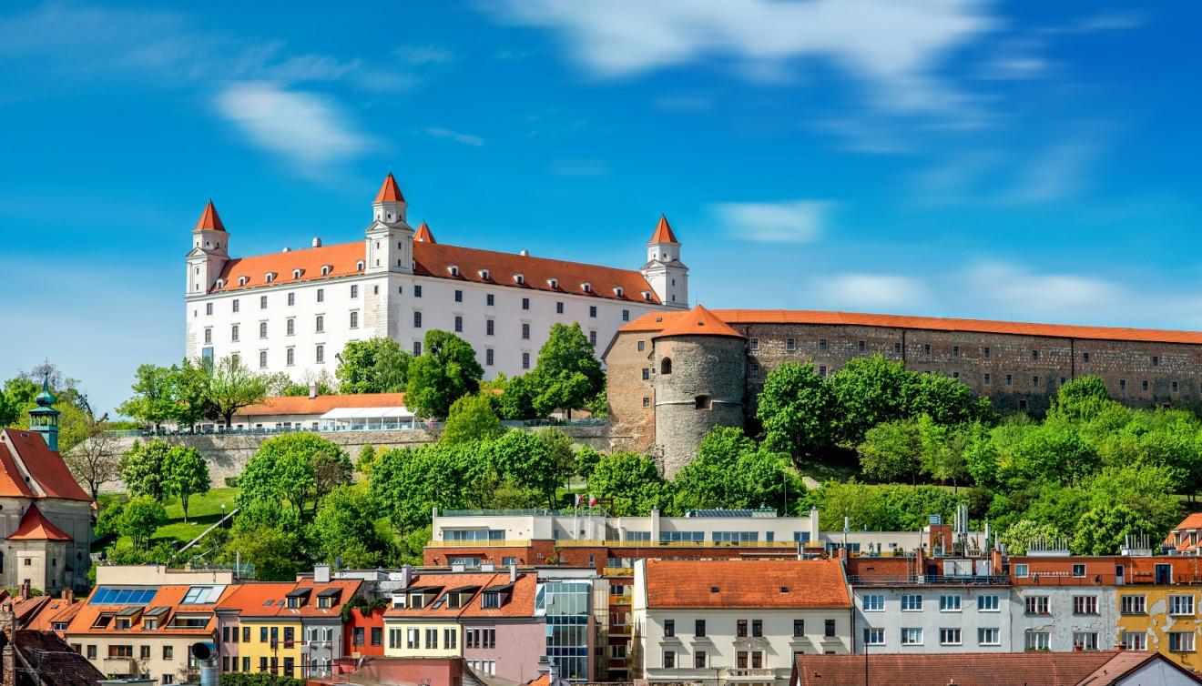 zicht op bratislava kasteel, slovakije
