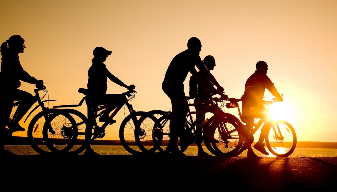 fietsers bij zonsondergang