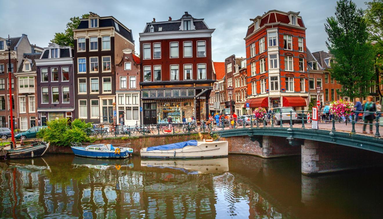 huizen aan gracht in amsterdam