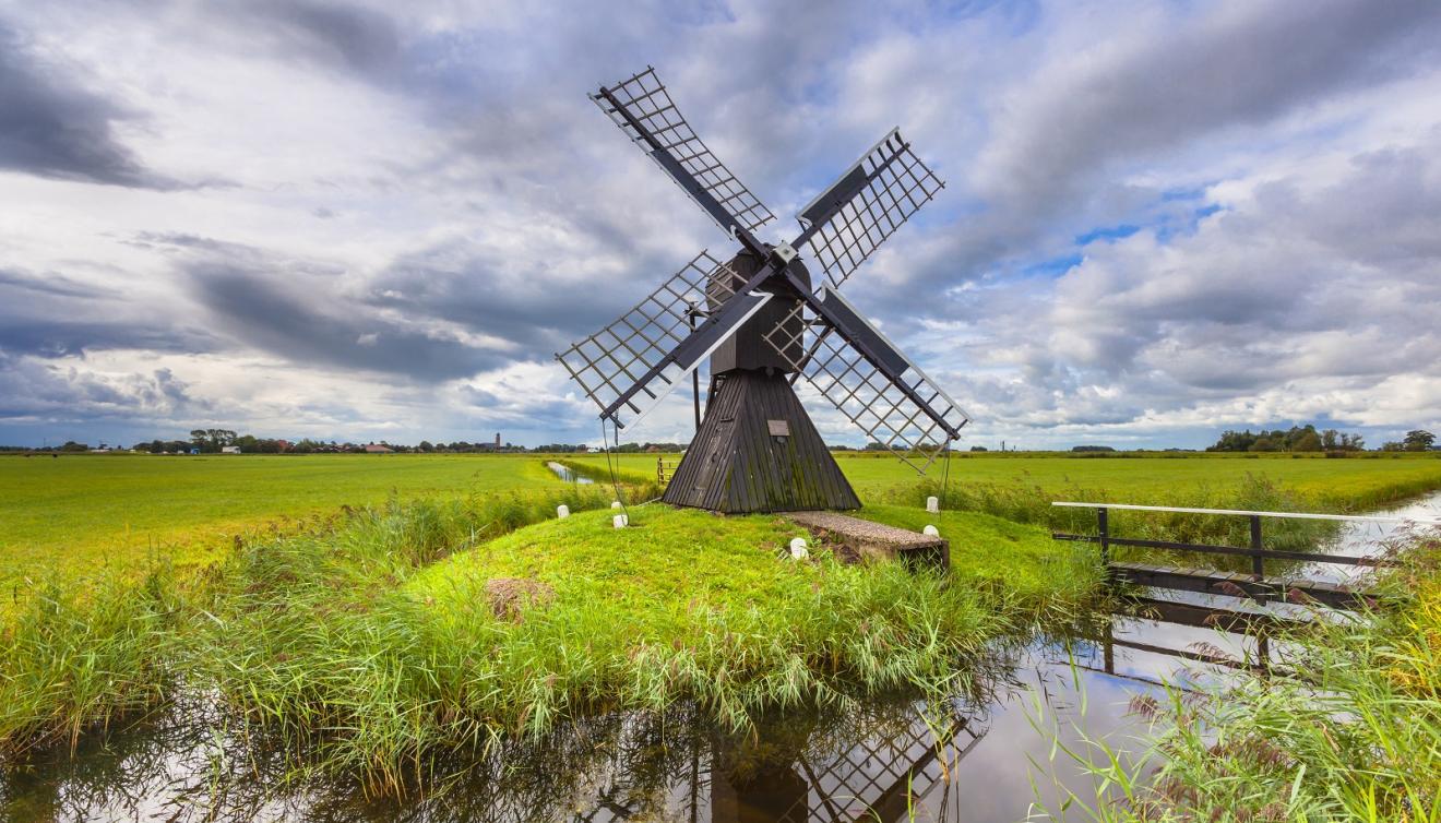 windmolen in friesland nabij leeuwarden