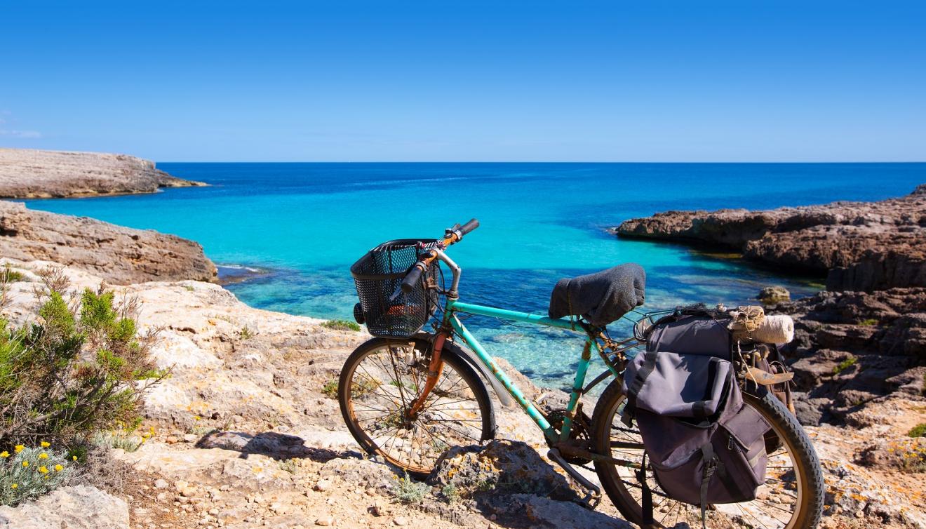 fiets op menorca bij de oceaan