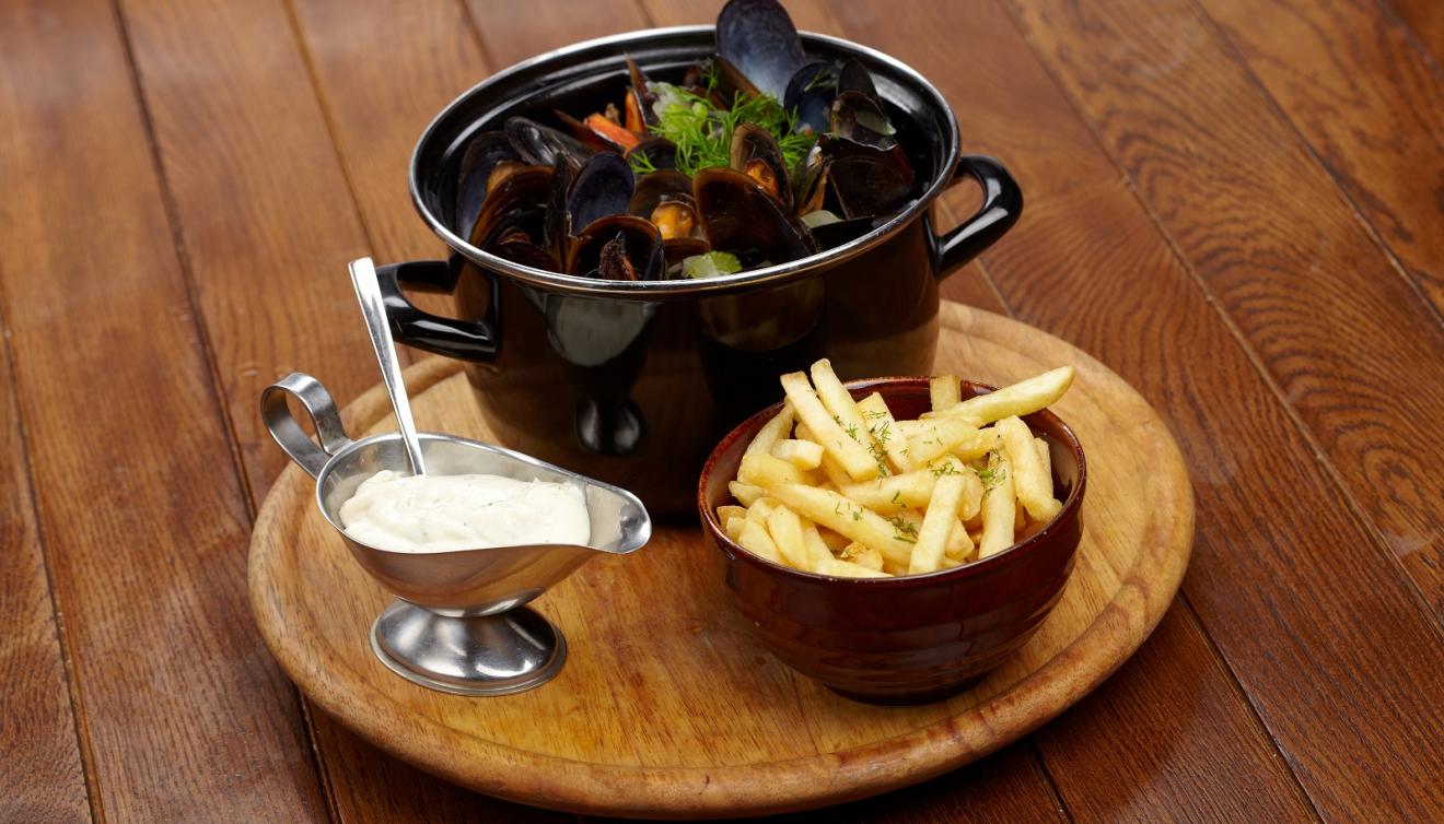 mosselen met frietjes en saus
