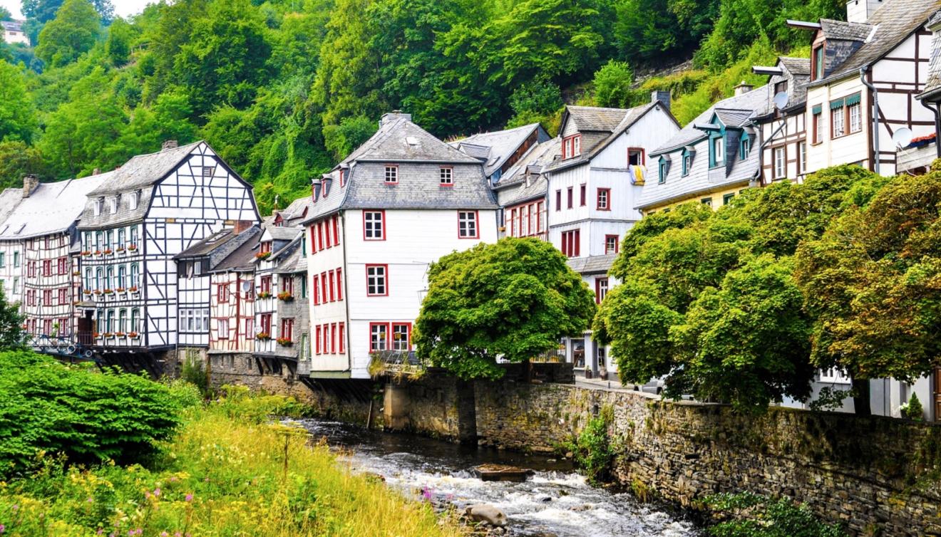 huizen langs de rur rivier in monschau