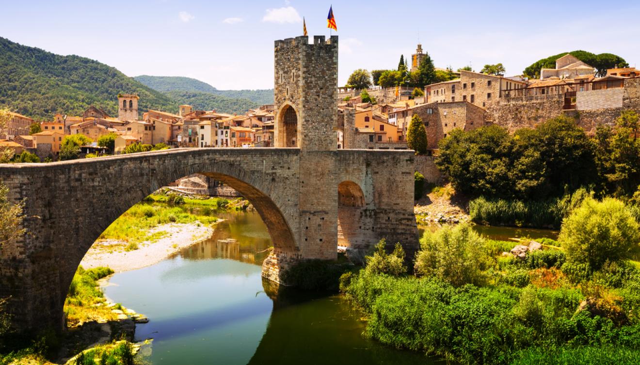 middeleeuwse brug in cefalu, catalonië