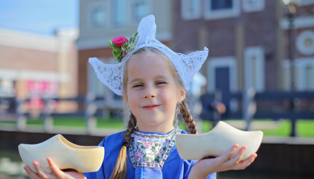 meisje in traditionele klederdracht