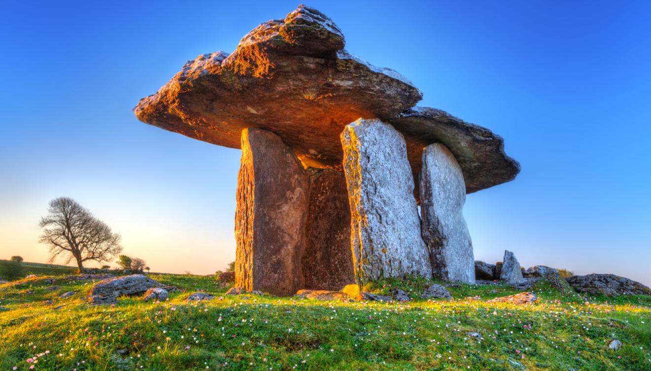 poulnabrone portal tomb in burren, ierland