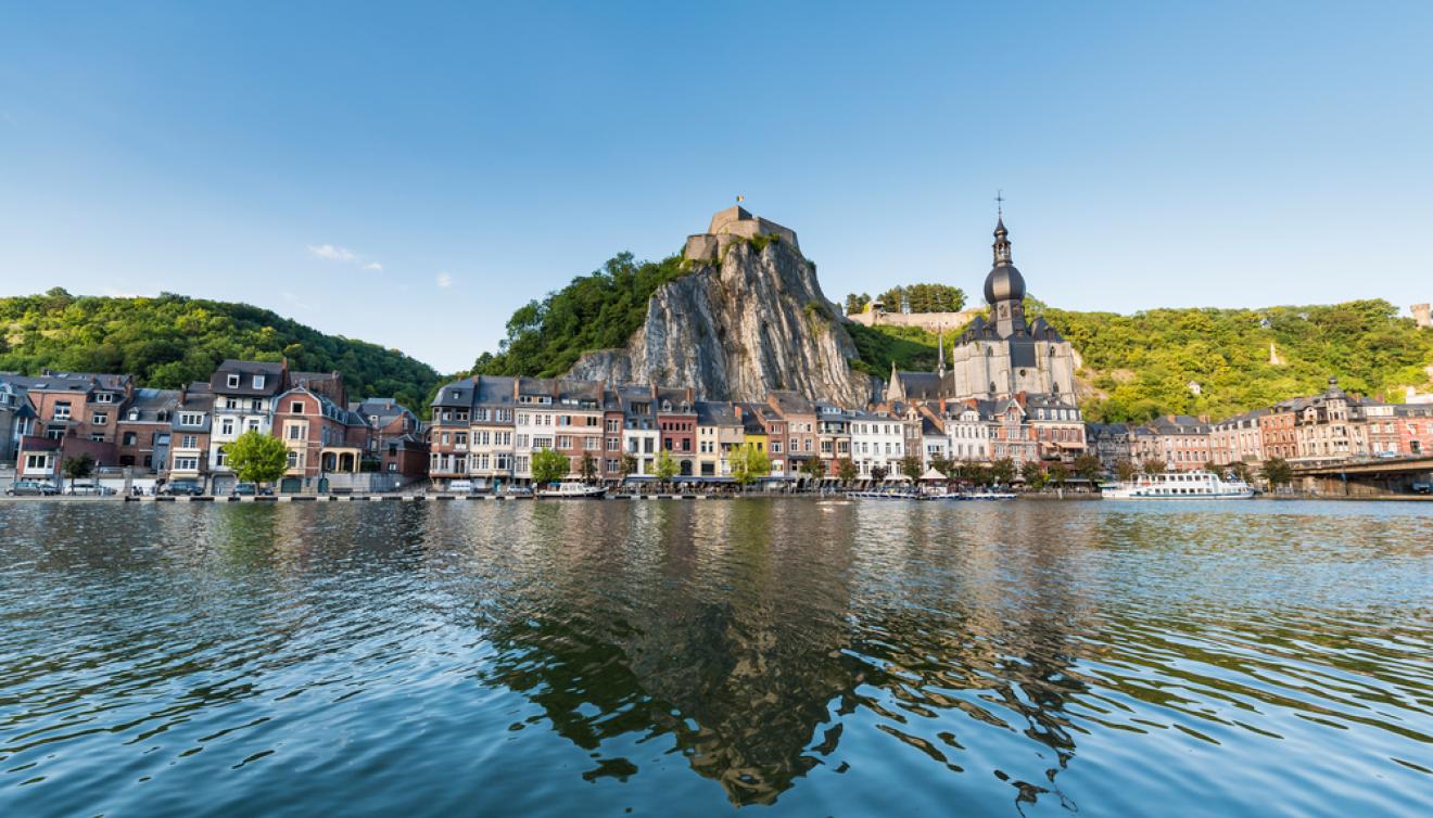zicht op dinant in belgie