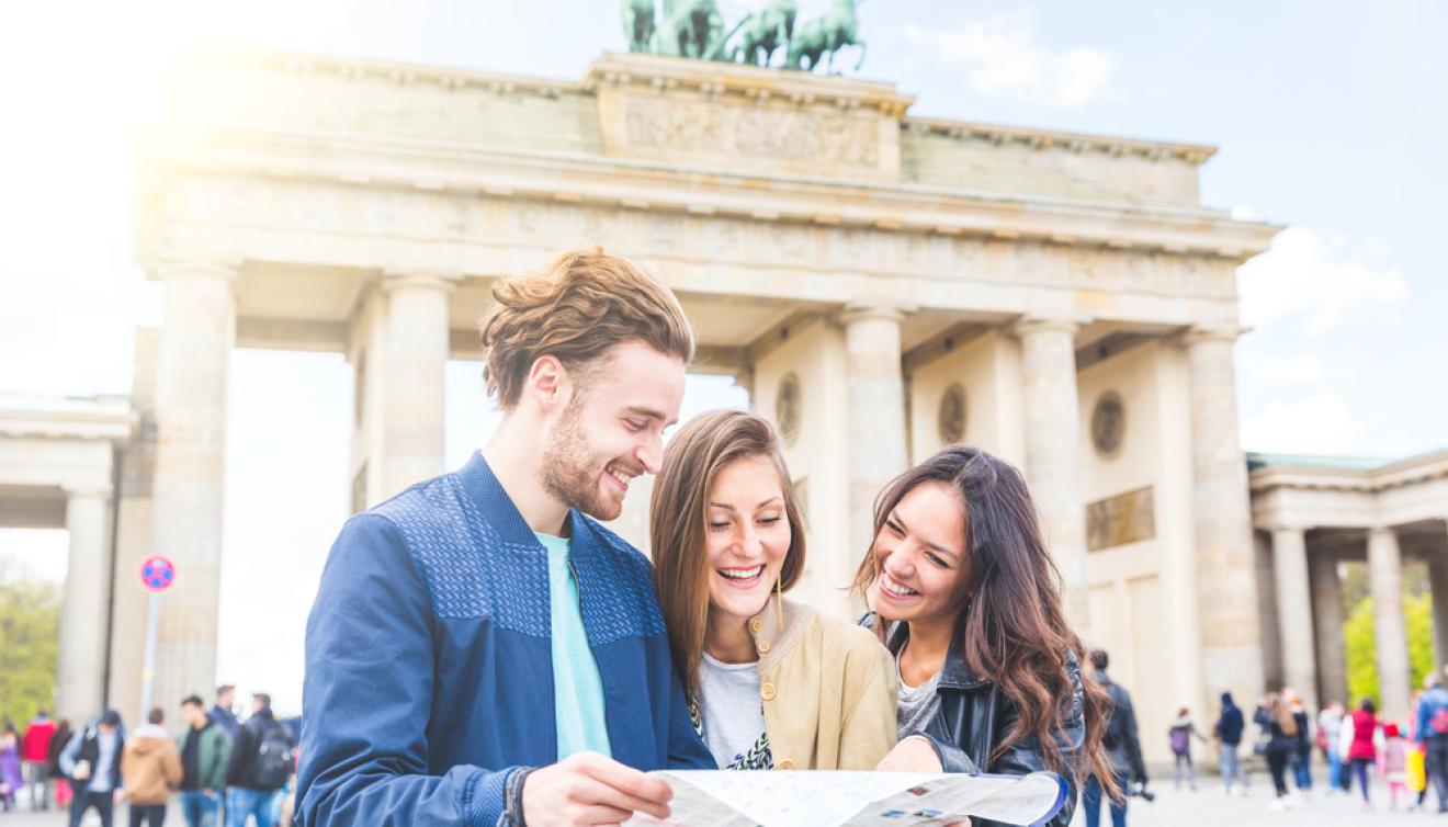 toeristen voor de brandenburger tor in berlijn