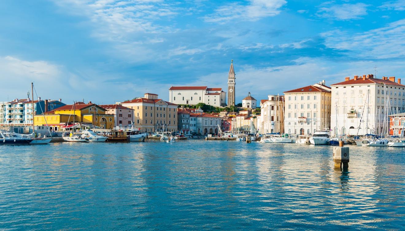 zicht op portoroz in slovenië