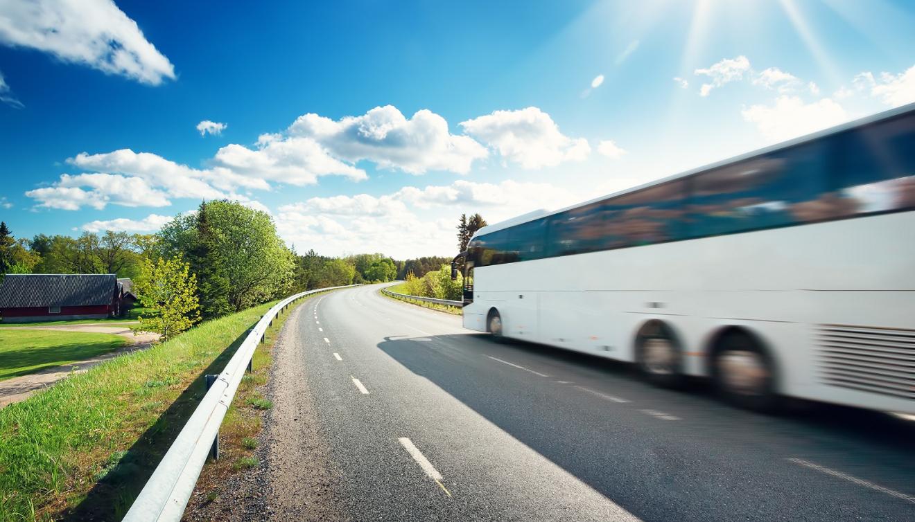 bus op asfaltweg in de zomer