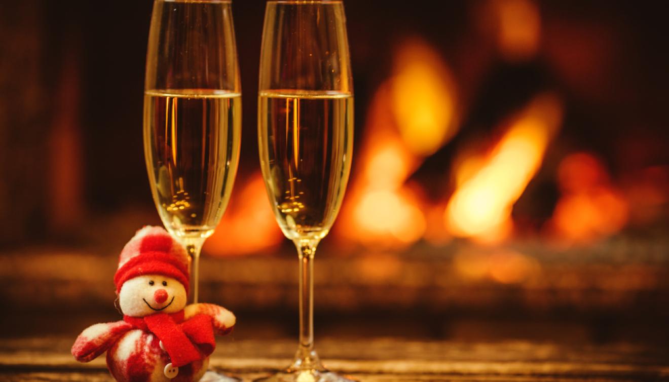gezellige sfeer met champagneglazen voor vuur