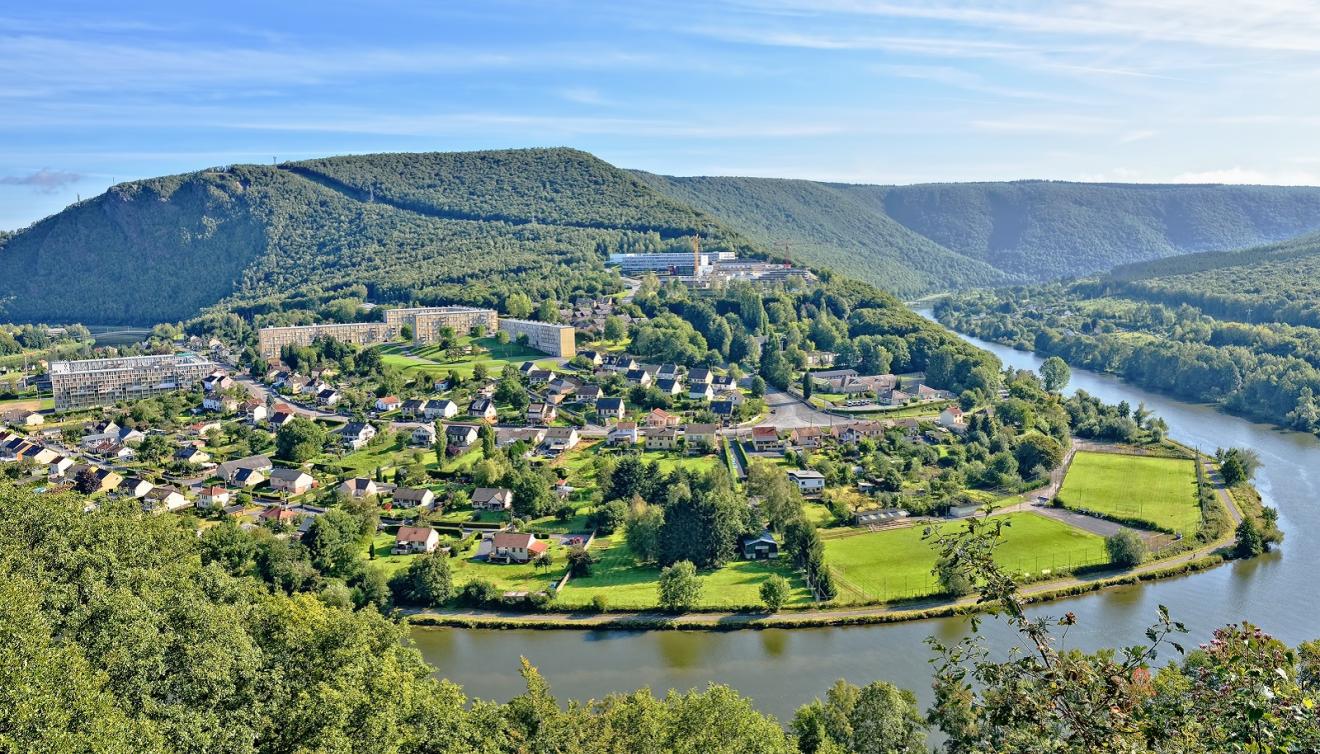 panorama over revin aan de maas