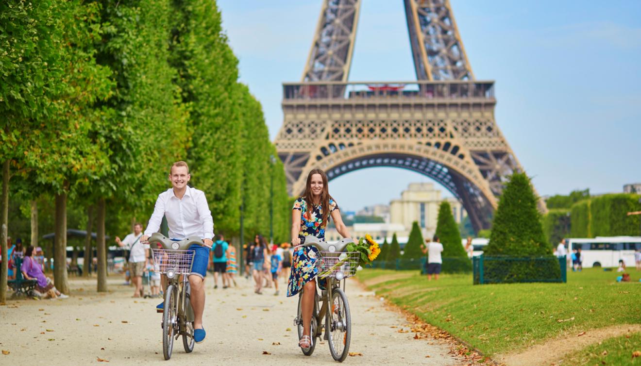 fietsers aan de eiffeltoren in parijs
