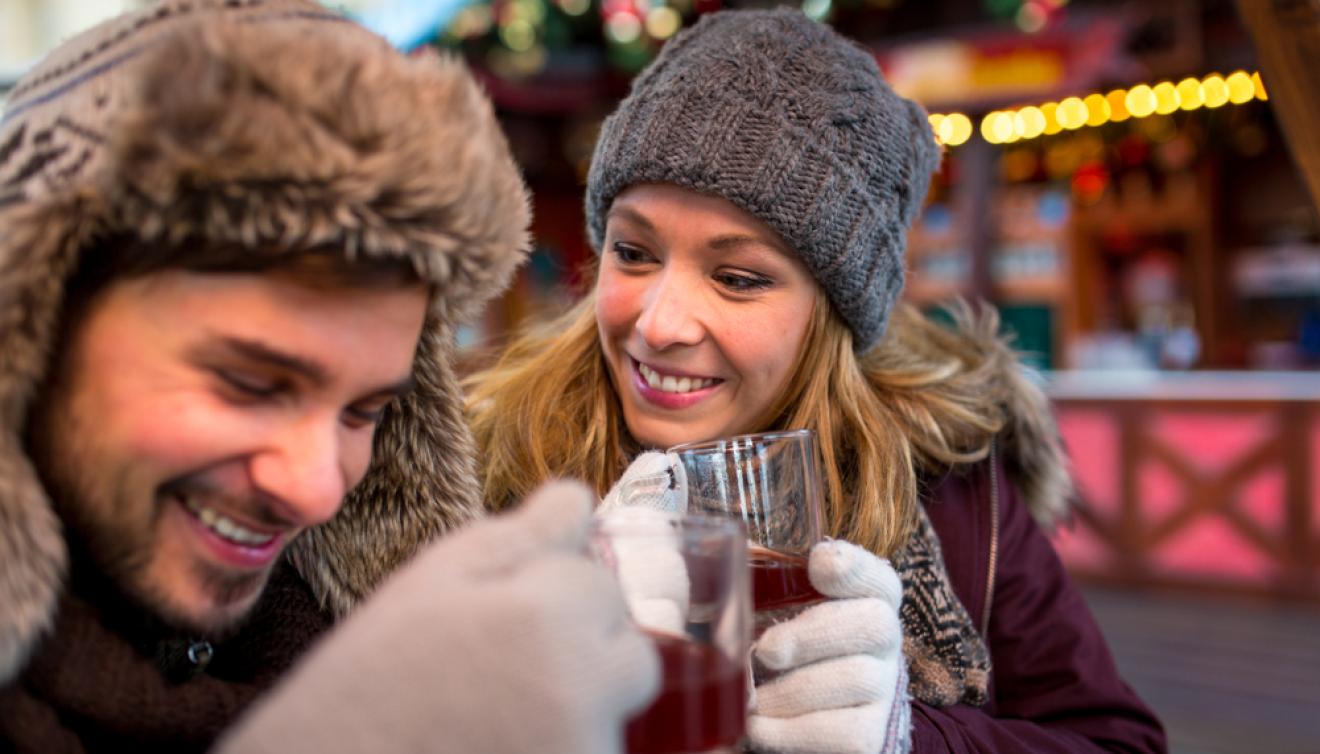 koppel op kerstmarkt met gluhwein