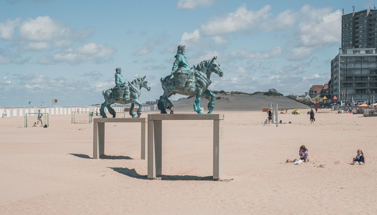 standbeeld garnaalvissers in oostduinkerke