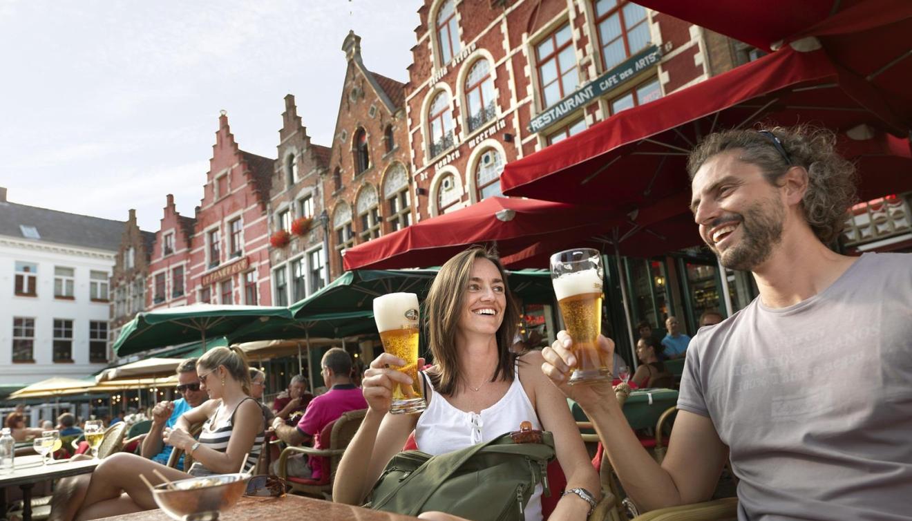 op het terras in brugge